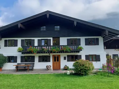 Außenansicht mit Gartenbereich