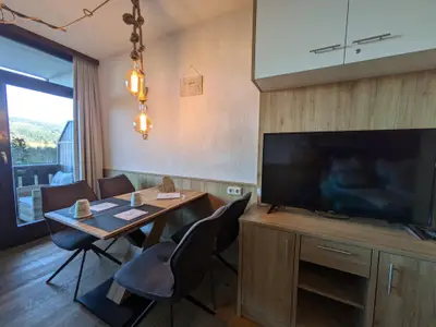 Esstisch mit Fernseher