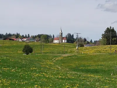 Blick nach Akams zur Kirche