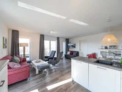 Wohn-Essbereich mit Couch und Küchenzeile