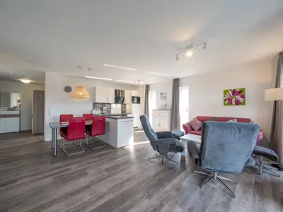 Wohn-Essbereich mit Couch und Esstisch