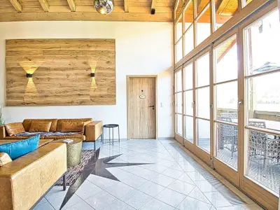 Wohnzimmer mit Eichenrückwand