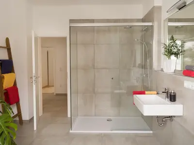 Badezimmer mit großer Regendusche