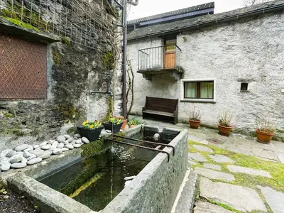 Der Dorfbrunnen vor dem Haus 