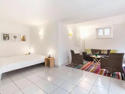 Blick auf den Wohn- und den Schlafbereich