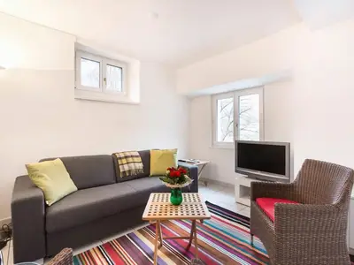 Wohnbereich mit SAT-TV, DVD und CD-Player