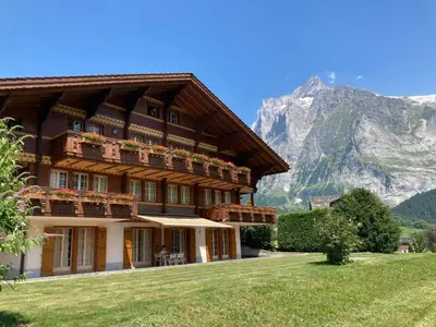 grosse Terrasse mit Sonnenstore / Wetterhorn im Hintergrund