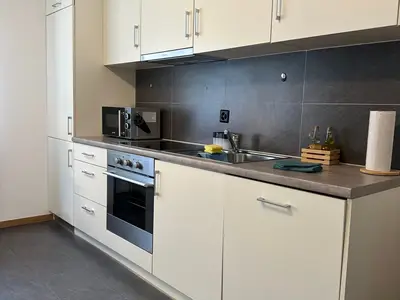 Vollausgestattete Küche mit Geschirrspüler