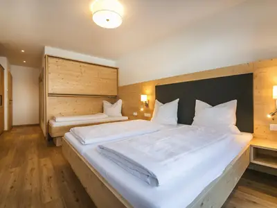 Schlafzimmer mit Doppelbett und Stockbett