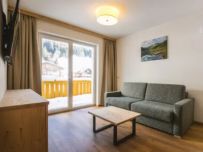 Wohnbereich mit TV und ausziehbarer Schlafcouch