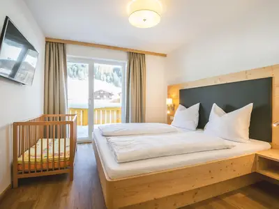 Möglichkeit für ein Gitterbett im Schlafzimmer