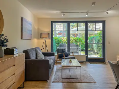 Wohnzimmer mit Sofa und Blick zur Terrasse