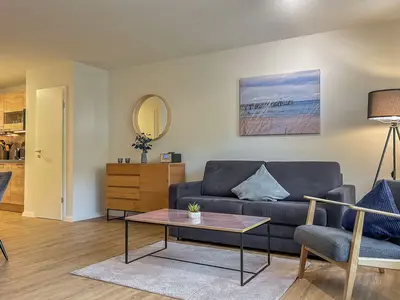 Wohnbereich mit Sitzecke und Kommode