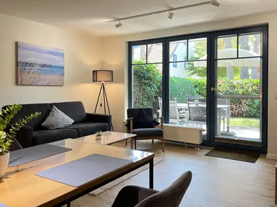 Wohnzimmer mit Blick zur Terrasse