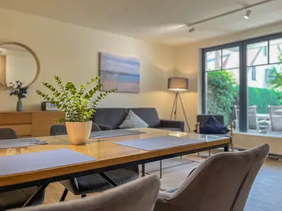 Esstisch mit Blick auf Sofaecke