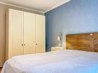 Schlafzimmer mit Kleiderschrank und Doppelbett