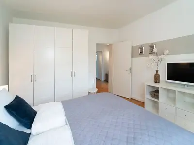 1. Schlafzimmer mit Kleiderschrank