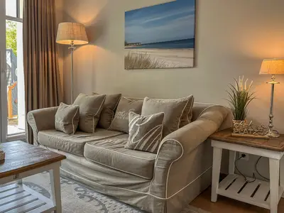 Sofa im Wohnbereich mit Blick zur Terrasse