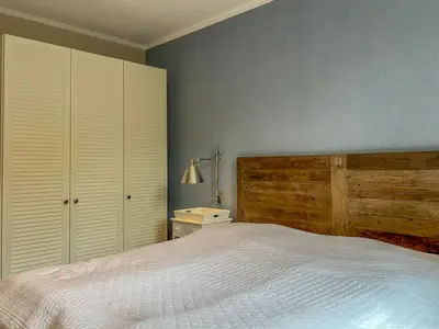 Schlafzimmer mit Kleiderschrank