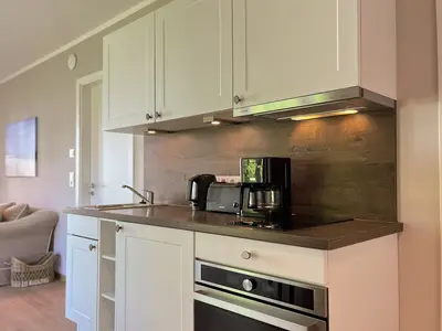 Küchenzeile mit Blick zum Wohnbereich