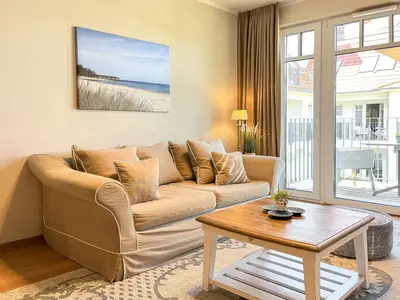 Wohnzimmer mit Blick zum Balkon