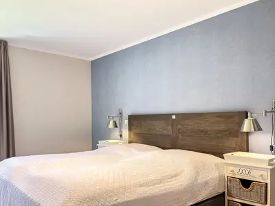 Schlafzimmer mit Doppelbett