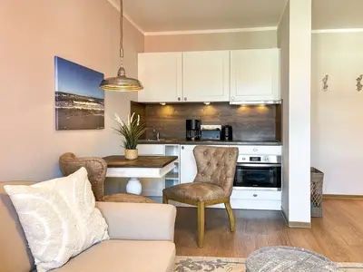 Wohnzimmer mit Blick zur Küchenzeile