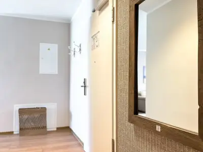 Flur mit Blick zum Wohnbereich