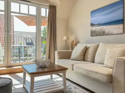 Wohnzimmer mit Blick zum Balkon