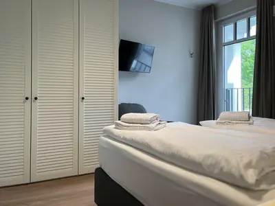 Schlafzimmer mit Kleiderschrank