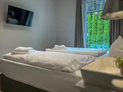 Schlafzimmer mit Blick zum TV