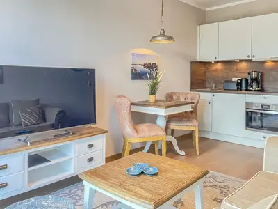 Blick zur Küchenzeile mit Essbereich