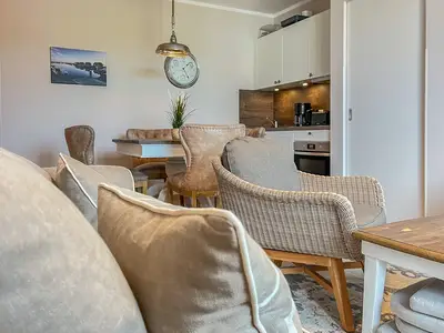 Wohnzimmer mit Blick zum Essbereich und Küche