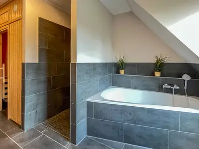 Dusche und Badewanne im Bad