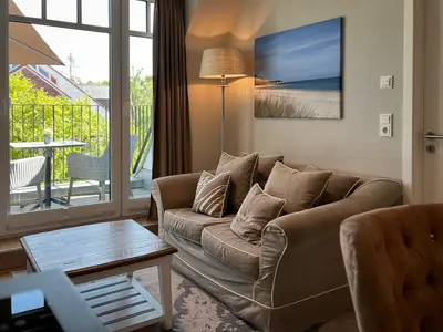 Wohnbereich mit Blick zum Balkon