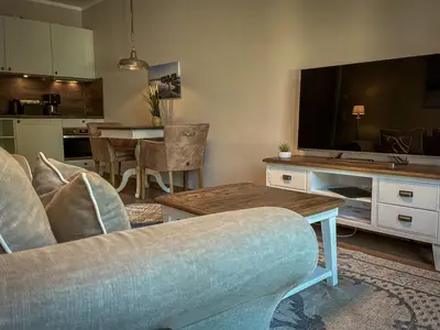 Blick vom Wohnbereich zum Essbereich mit Küche