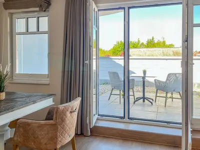 Wohnzimmer mit Blick zum Balkon