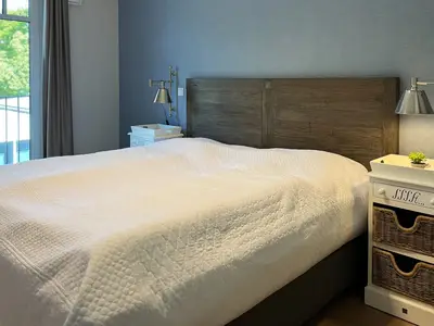 Schlafzimmer mit Doppelbett