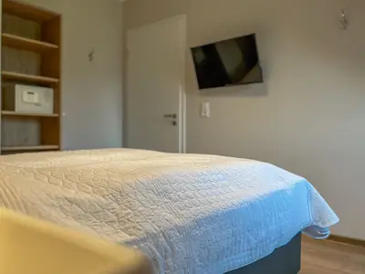 Schlafzimmer mit Regal