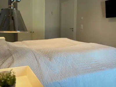 Schlafzimmer mit Kleiderschrank