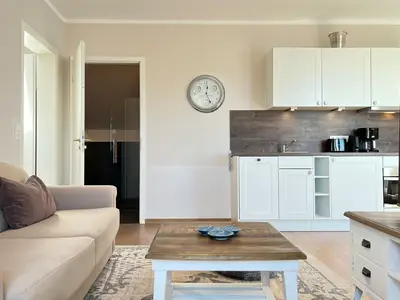 Blick vom Wohnbereich zur Küchenzeile