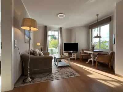 Wohnbereich mit Sitzecke und TV