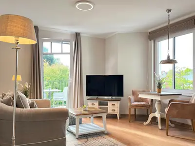 Wohnzimmer mit Zugang zum Balkon