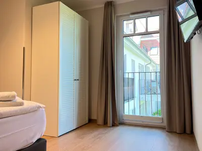 Schlafzimmer mit Kleiderschrank