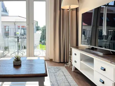 TV mit Blick zum Balkon