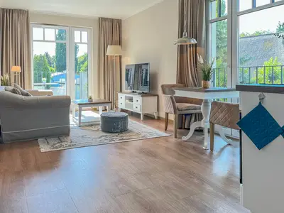 Küchenzeile mit Blick zum Wohnbereich