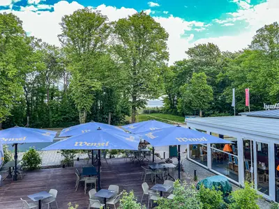 mit Blick vom Balkon