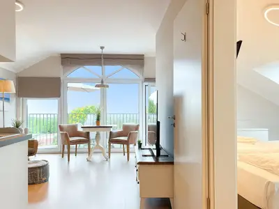 Blick vom Flur zum Wohnbereich