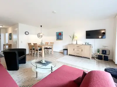 Wohnzimmer mit Sitzecke und TV