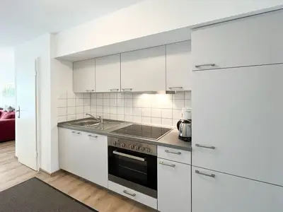 Küchenzeile mit Backofen und Spülmaschine